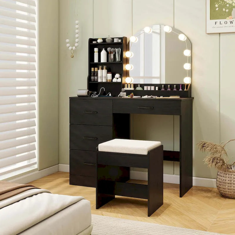 Coiffeuse, incluant un miroir, une lampe, une coiffeuse et une chaise, pour 4 personnes.