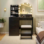 Coiffeuse, incluant un miroir, une lampe, une coiffeuse et une chaise, pour 4 personnes.