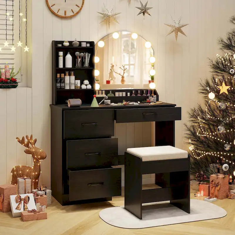 Coiffeuse, incluant un miroir, une lampe, une coiffeuse et une chaise, pour 4 personnes.