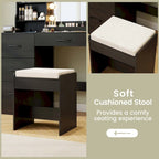 Coiffeuse, incluant un miroir, une lampe, une coiffeuse et une chaise, pour 4 personnes.
