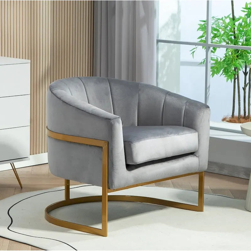 Fauteuil moderne en velours avec accents dorés