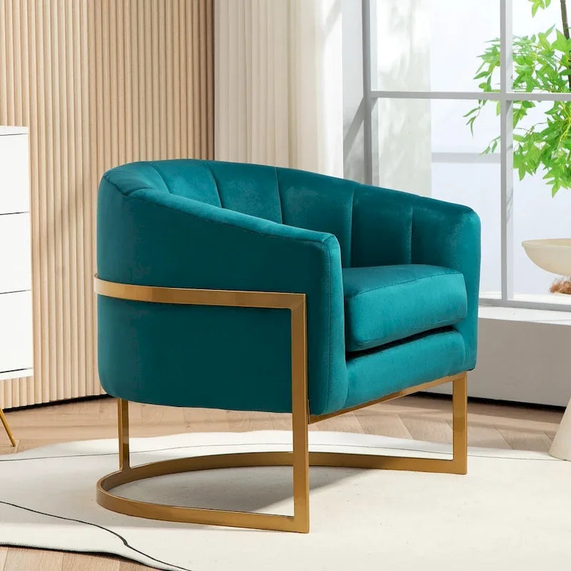 Fauteuil moderne en velours avec accents dorés