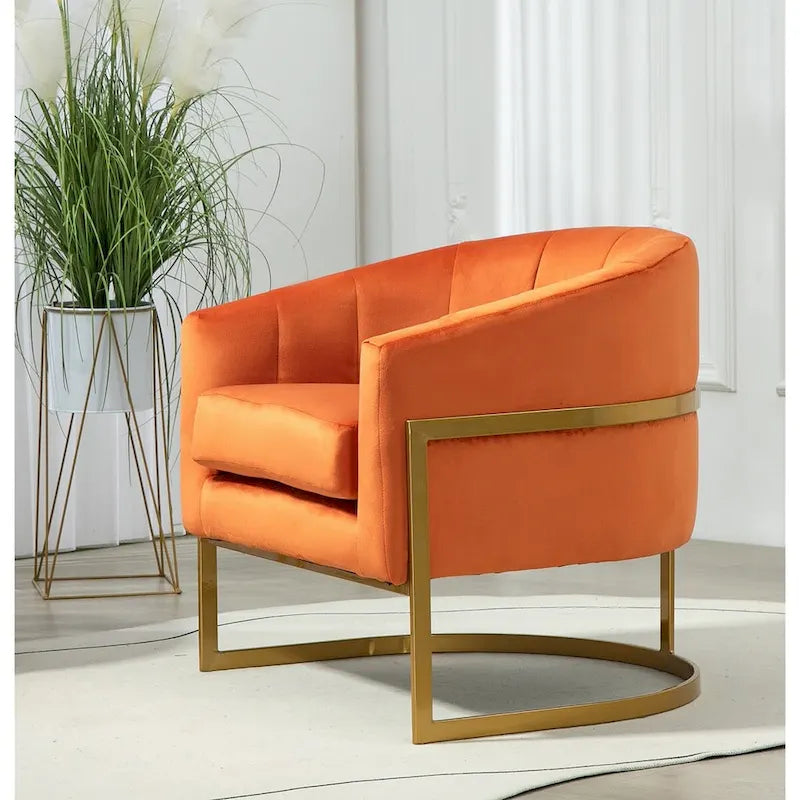 Fauteuil moderne en velours avec accents dorés