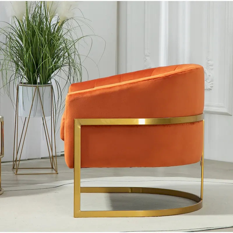Fauteuil moderne en velours avec accents dorés
