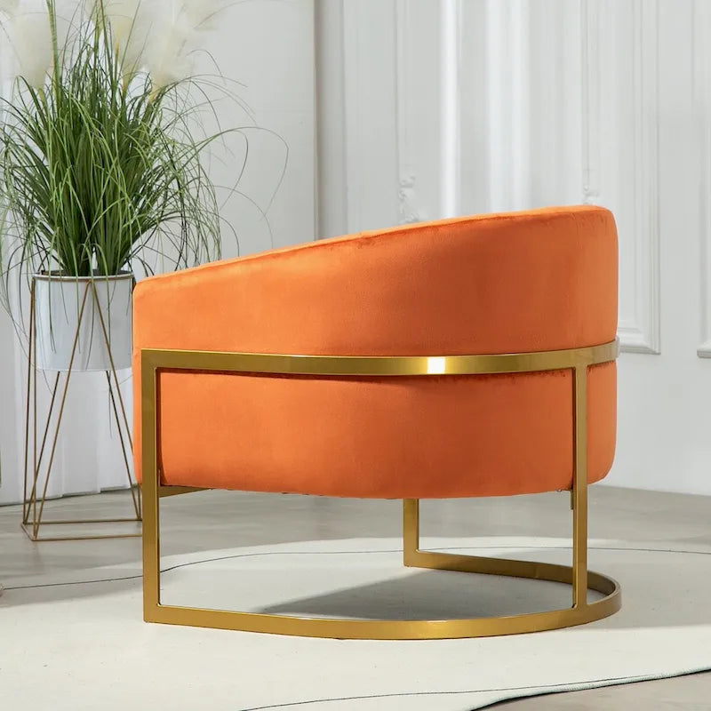 Fauteuil moderne en velours avec accents dorés