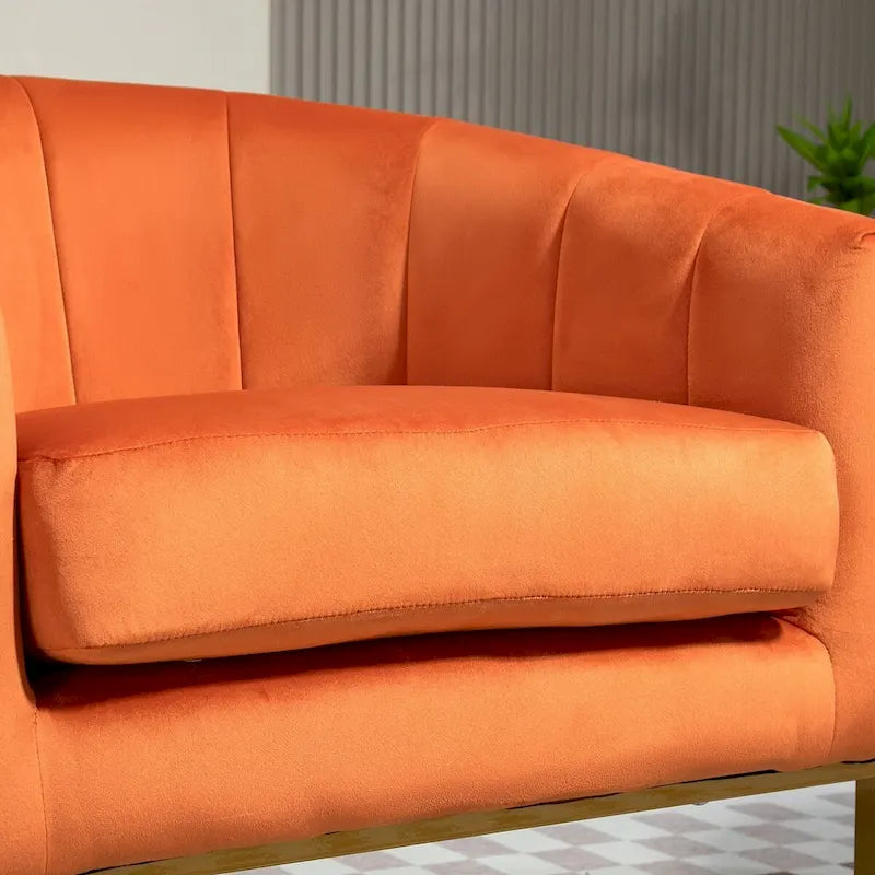 Fauteuil moderne en velours avec accents dorés