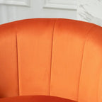 Fauteuil moderne en velours avec accents dorés