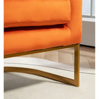Fauteuil moderne en velours avec accents dorés