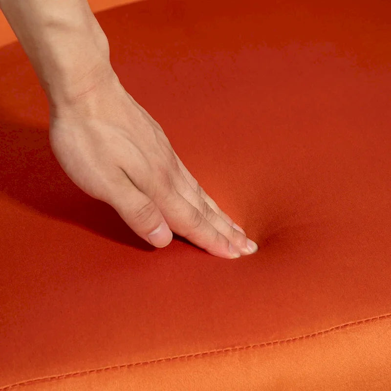 Fauteuil moderne en velours avec accents dorés
